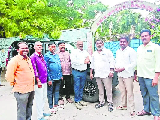 వార్డెన్‌ బదులు బినామీ వార్డెన్‌ విధులు