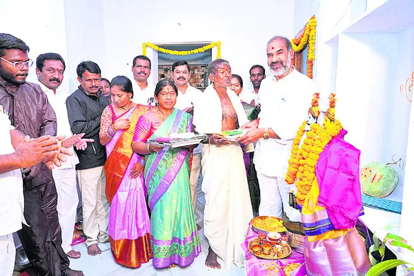 ప్రభుత్వ సాయంతో  ఇళ్లు పూర్తి చేసుకోవాలి