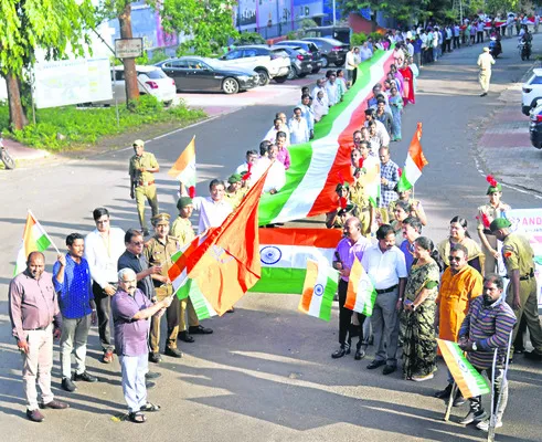 400 అడుగుల జాతీయ పతాకంతో ర్యాలీ 