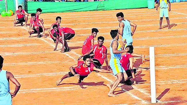 ఆటల్లో సత్తా చాటిన పాఠశాలలకు పురస్కారాలు 
