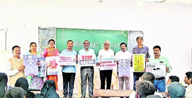 మత్తు పదార్థాలకు దూరంగా ఉండాలి
