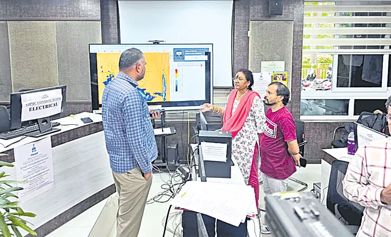 GHMC Commissioner RV Karnan Visits Control Room