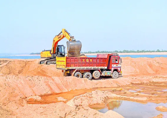ఒక్కో క్వారీనుంచి లారీ