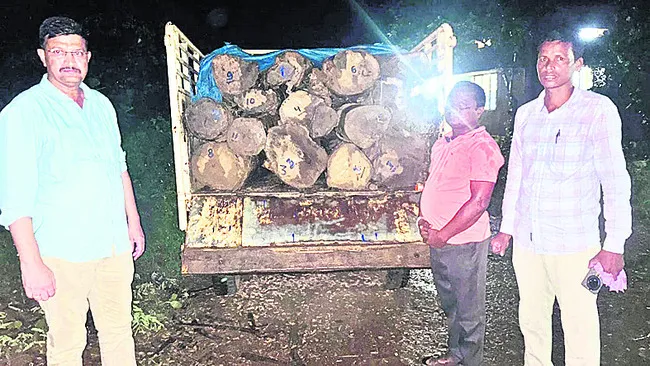 రూ.లక్ష విలువ చేసే టేకు దుంగలు పట్టివేత 