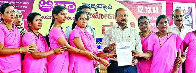డిమాండ్లు పరిష్కరించరూ