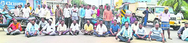 యూరియా కోసం రోడ్డెక్కిన రైతన్న 