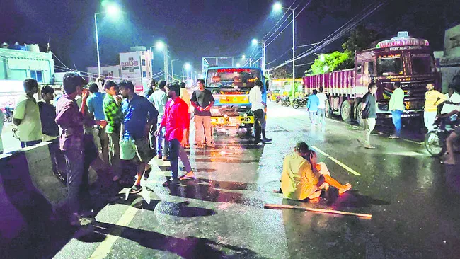 సిలిండర్ పేలి మామాకోడళ్లకు తీవ్రగాయాలు