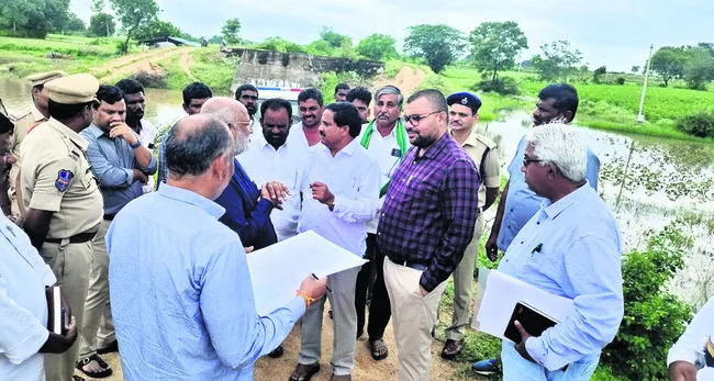 శిథిల భవనాల్లో ఎవరూ ఉండొద్దు