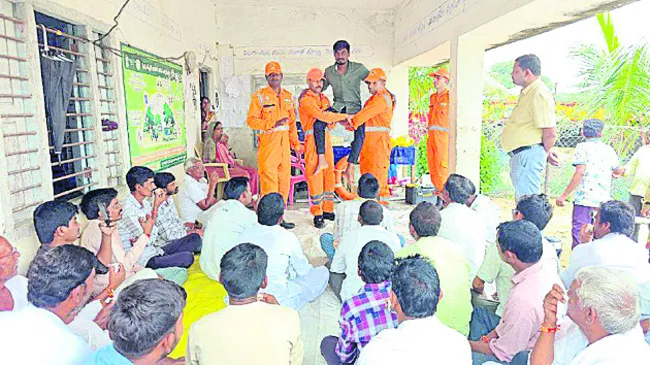 ఆపద సమయంలో   అప్రమత్తతే ముఖ్యం
