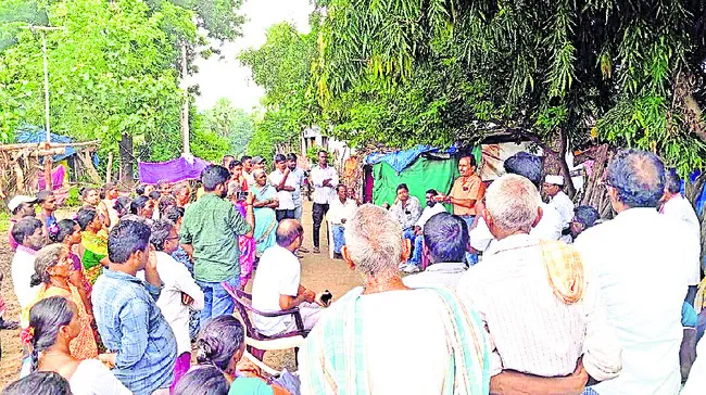 ఇక్కడే ఉంటారా... సురక్షిత ప్రాంతాలకు వెళ్తారా..