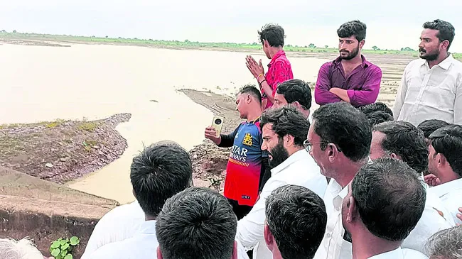 చెరువు గండికి టీడీపీ నాయకులే కారణం