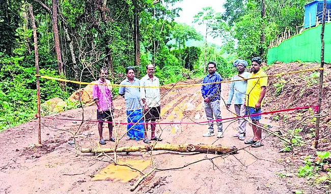 ఎర్రవరం జలపాతానికి రాకపోకలు బంద్‌ 