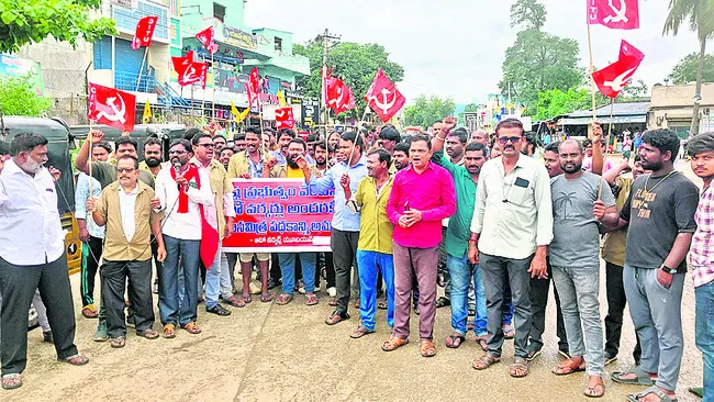ప్రభుత్వం మా కడుపు కొడుతోంది