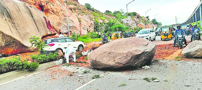 ఔటర్‌ సర్వీసు రోడ్డుపైకి దొర్లిపడిన బండరాళ్లు 