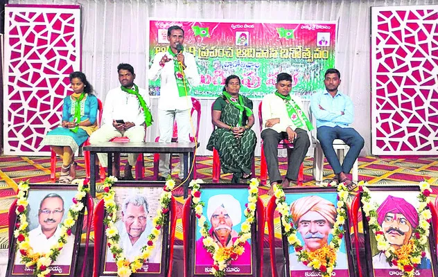 ఆదివాసీ హక్కుల కోసం ఉద్యమించాలి
