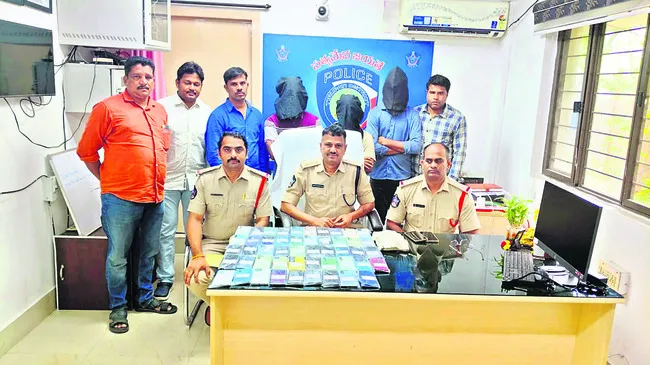 భలే కేటుగాళ్లు..!