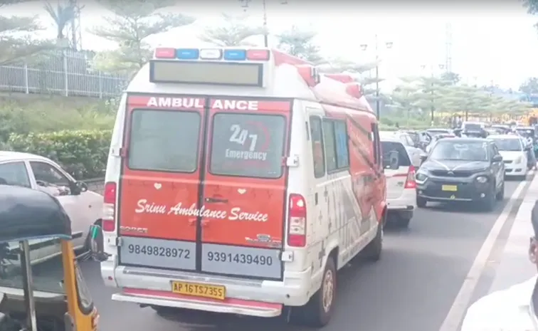 Ambulance Stuck in Chandrababu  And Pawan Road Show At Vijayawada