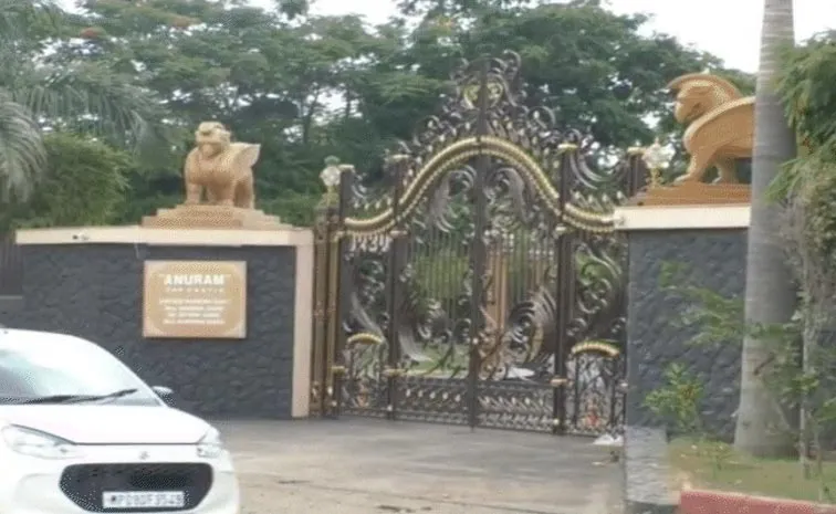 criminals rohbed a retired Justice Ramesh Garg residence in Indore