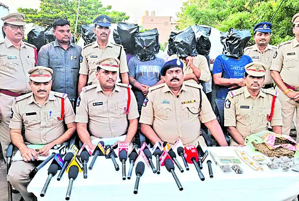 గంజాయితో పాటు నగలు, నగదు స్వాధీనం 