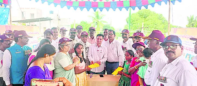 చిన్నారులకు మాజీ సైనికుల చేయూత