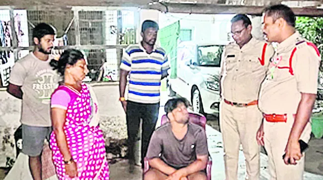 యువకుడిని కాపాడిన పోలీసులు  
