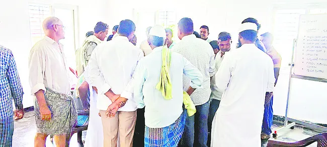 యూరియా 3 బస్తాలిస్తే ఎలా? 