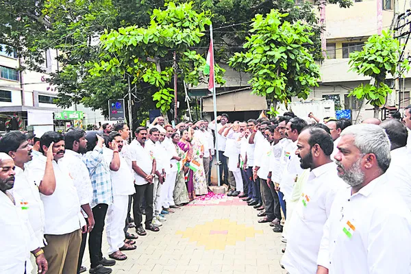 త్యాగధనుల పోరాటంతోనే స్వాతంత్య్రం 