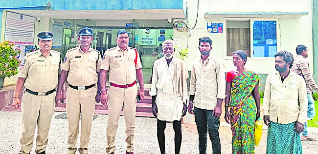 ఆధార్‌లో మార్పుల కోసం వచ్చి..