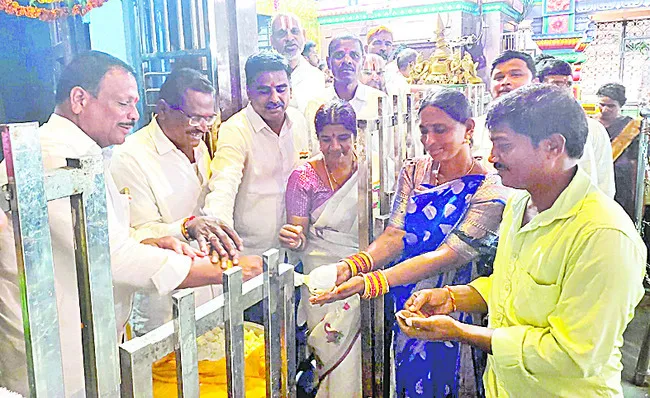 తీర్థంతోపాటు ప్రసాదం