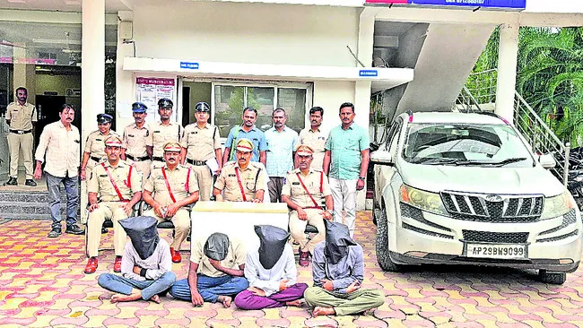 నలుగురు గంజాయి స్మగ్లర్ల అరెస్ట్
