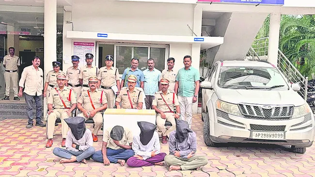 నలుగురు గంజాయి స్మగ్లర్ల అరెస్ట్‌