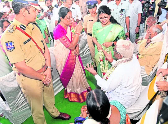 మా సమస్యలు పట్టించుకోరా?