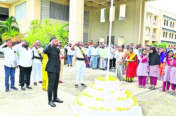 కలెక్టర్‌ పతాకావిష్కరణ
