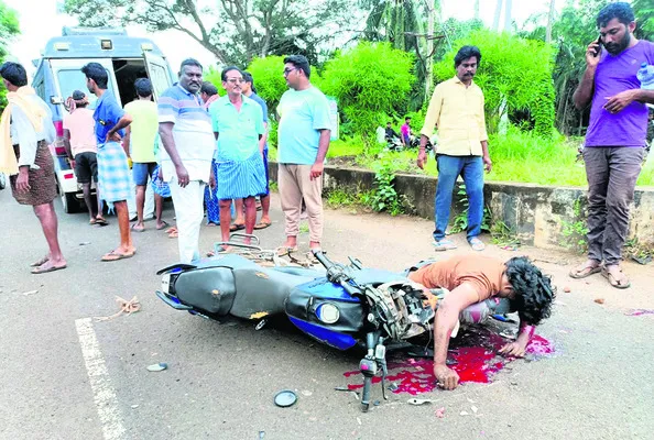 డివైడర్‌ను ఢీకొని యువకుడి మృతి 