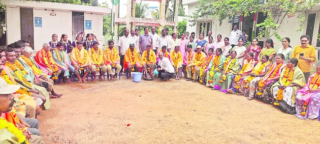 పారిశుధ్య కార్మికులకు సర్పంచ్‌ సత్కారం