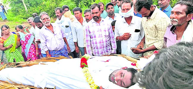 స్వగ్రామానికి వలసజీవి మృతదేహం
