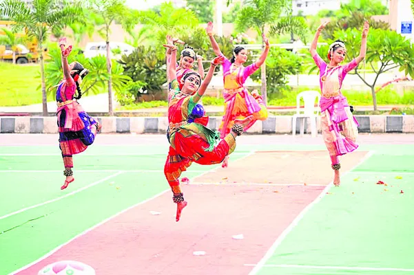 ● ఉత్తర తెలంగాణలో జిల్లాకు ప్రథమస్థానం ● అన్ని వర్గాల అభ్యున్నతే ప్రభుత్వ ధ్యేయం ● రాష్ట్ర ప్రభుత్వ సలహాదారు  హర్కర వేణుగోపాల్‌రావు ● ఘనంగా స్వాతంత్య్ర దినోత్సవ  వేడుకలు