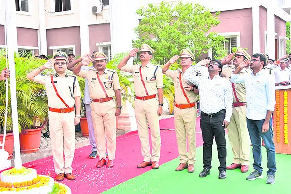 సమరయోధుల ఆశయ సాధనకు కృషి