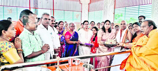 ఆంజనేయస్వామికి రూ.1.63లక్షల విలువైన ఆభరణాలు