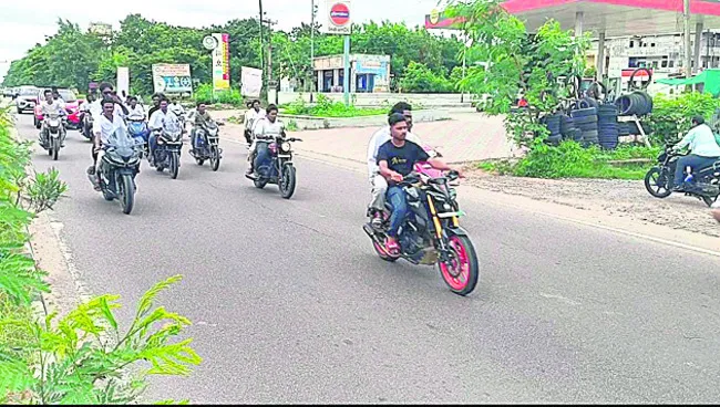 బైకులు.. భారీ శబ్దాలు..