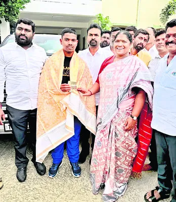 పవర్ లిఫ్టర్ వంశీకి మంత్రి ఆర్థిక సాయం