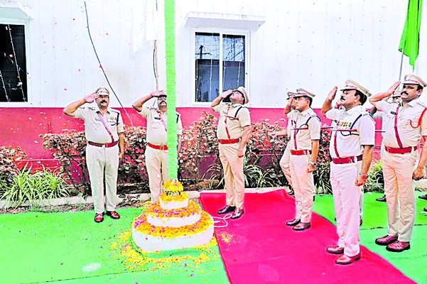 మహనీయుల త్యాగాలు స్మరించుకోవాలి 