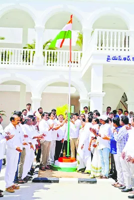 మహనీయుల త్యాగఫలమే..