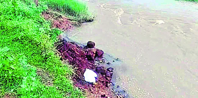 మట్టి చరియలు పడి బాలుని మృతి 