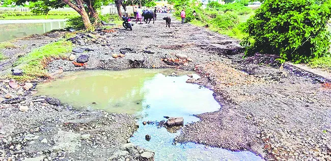వరదకు కొట్టుకుపోయిన పెదమద్దూరు రోడ్డు 