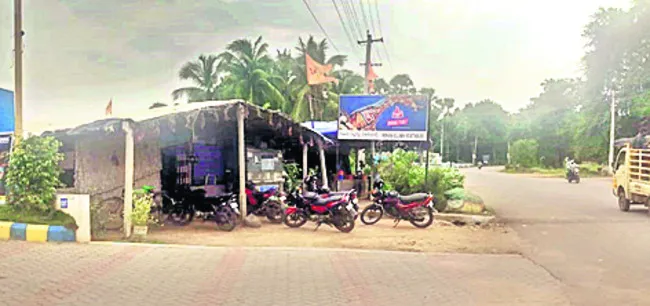 బోర్డు ఒకటి.. దందా మరోటి