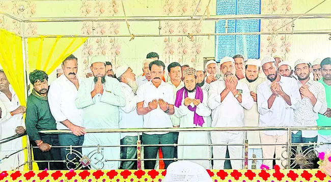 మిథున్‌రెడ్డి విడుదల కావాలని దర్గాలో ప్రార్థనలు 
