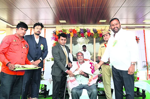 ఉత్తమ ప్రతిభా అధికారులకు ప్రశంసా పత్రాలు