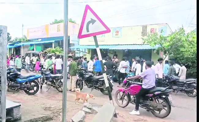 ఇరువర్గాల ఘర్షణ..  ఇద్దరికి గాయాలు