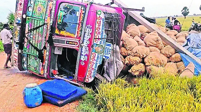 అదుపుతప్పి లారీ బోల్తా 
